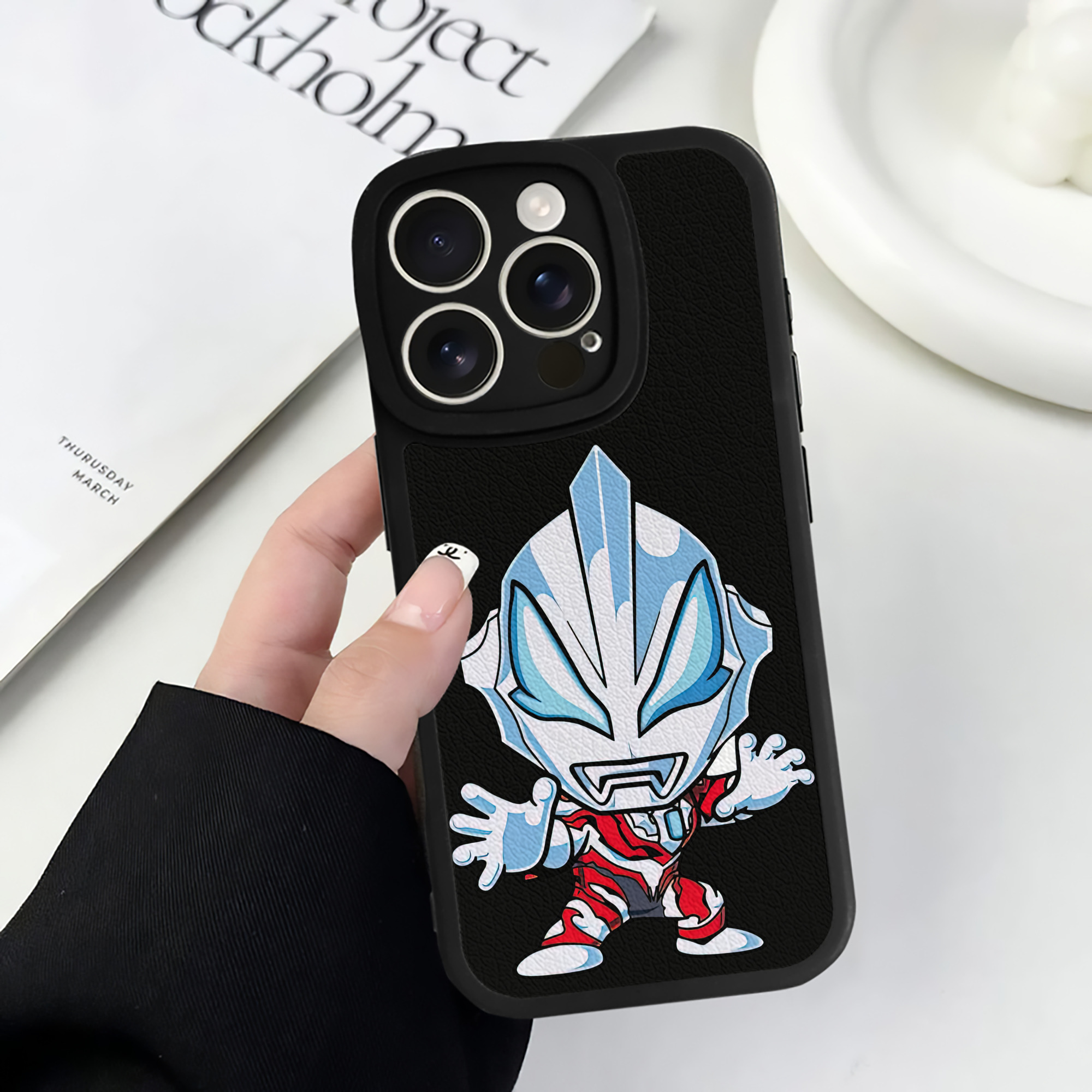 （画像用） ウルトラマン Ultraman 【iPhone 16シリーズ対応】シリコンスマホケース（レザー調） 材質：シリコン